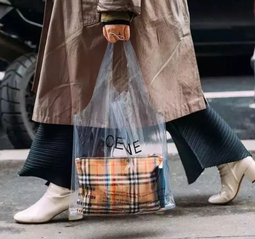 时尚就是一种态度，从PVC手提袋初窥更高级的消费世界